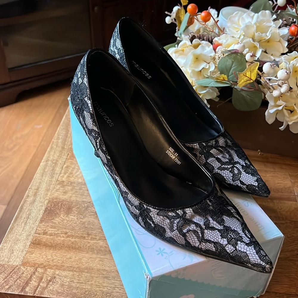 Maurice’s French Lace Pump -Black